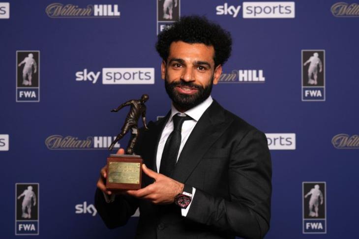 محمد صلاح مع الجائزة